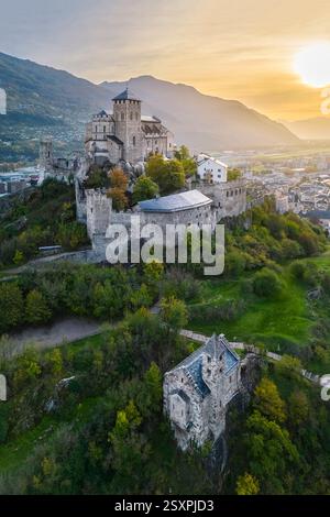 Vue aérienne de la Basilique de Valère à Sion et des vignobles environnants en automne. Canton du Valais, vallée du Rhône, Suisse, Europe. Banque D'Images