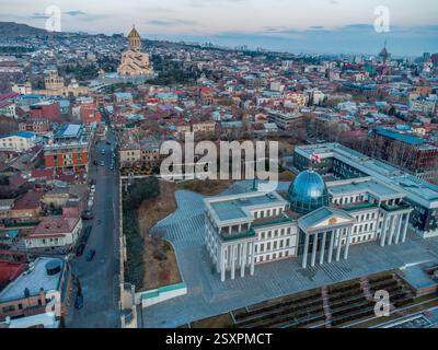 Vue aérienne sur le Palais du Président (maintenant sans Président) à Tbilissi et la Cathédrale Sainte Trinité de Tbilissi au coucher du soleil Banque D'Images