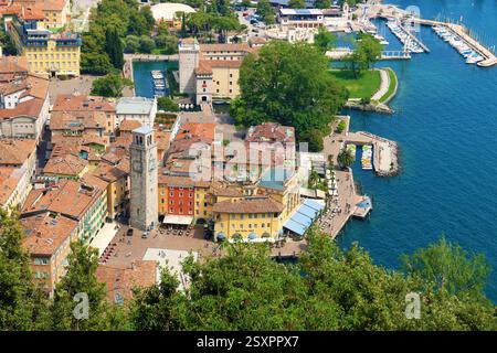 La petite ville de Riva et son port sur le lac de Garde dans les Alpes italiennes. Banque D'Images