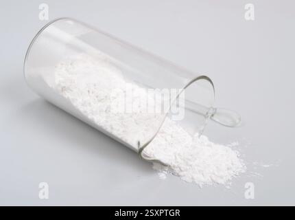 Stéarate de magnésium. C'est un savon, constitué de sel contenant deux équivalents de stéarate et un cation magnésium. Banque D'Images