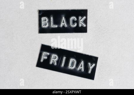 Étiquette de vente Black Friday sur fond blanc. Concept de vendredi fou. Gros plan Banque D'Images