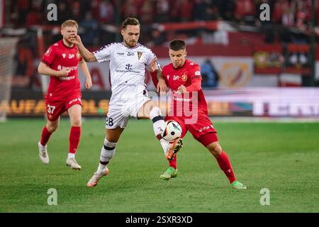 Linus Wahlqvist (à gauche) de Pogon et Jakub Sypek (à droite) de Widzew sont vus en action lors du match polonais PKO BP Ekstraklasa League entre Widzew Lodz an Banque D'Images