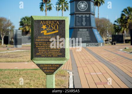 Signe pour les filles de la Révolution américaine, la flèche d'honneur en arrière-plan, McAllen, Texas, États-Unis. Banque D'Images
