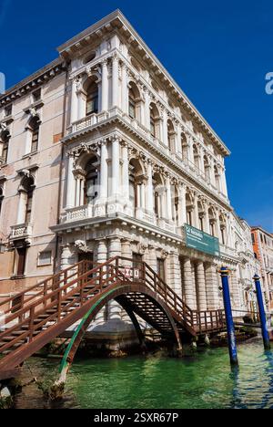 Musées de Venise. CA Rezzonico, un musée public dédié au XVIIIe siècle, vu du Grand canal Banque D'Images