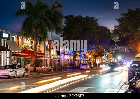 Scène animée avec Calle Ocho dans Little Havana à Miami, bien connue pour son fort héritage cubain et sa vie de rue animée Banque D'Images