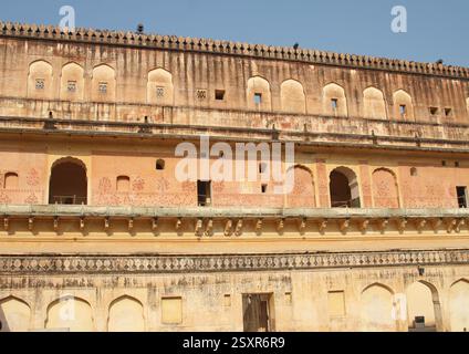 Murs dans la cour du Zenana (quartiers des femmes) du Palais Amber (Amer Palace) / Fort Amber. Près de Jaipur, Rajasthan, Inde Banque D'Images
