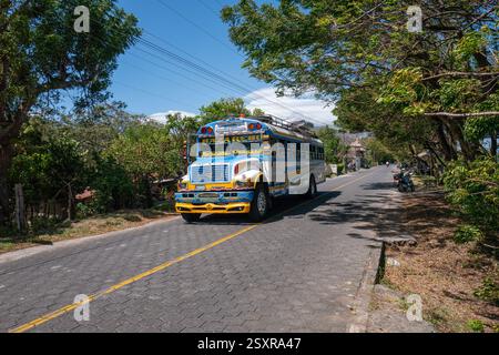 Bus de poulet traditionnel sur l'île d'Ometepe au Nicaragua Banque D'Images