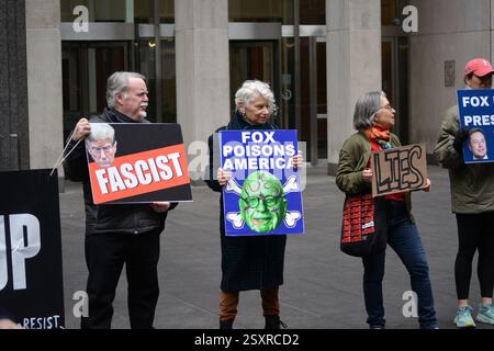 Manifestation contre Fox News devant le siège social du réseau à Midtown Manhattan. Banque D'Images