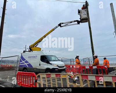 Ingénieurs Openreach travaillant sur un fil téléphonique d'un Cherry Picker Van. Mumbles, Swansea, pays de Galles, Royaume-Uni. 22 janvier 2025. Banque D'Images