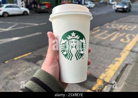 Starbucks Coffee Cup à Uplands, Swansea, pays de Galles, Royaume-Uni. Banque D'Images