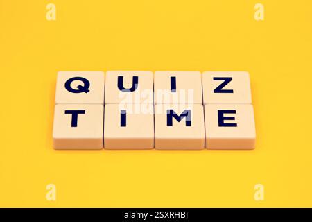 Les mots Quiz Time sur fond jaune. Le concept de répondre à des quiz ou à des jeux de quiz. espace texte Banque D'Images