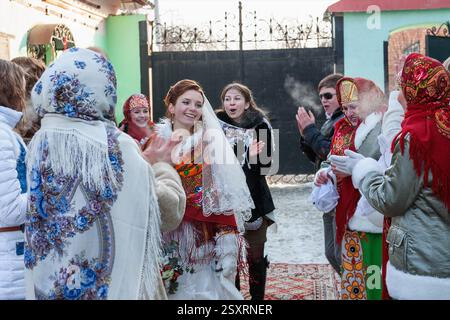 Kolomna, Russie, 16 février 2013. Une célébration colorée d'un mariage russe avec une tenue traditionnelle. Femmes habillées de couleurs vives avec cicatrice de tête colorée Banque D'Images