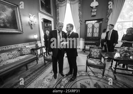 Le président Donald Trump organise une rencontre bilatérale avec le président français Emmanuel Macron, lundi 24 février 2025, au Bureau ovale. (Photo officielle de la Maison Blanche par Daniel Torok) Banque D'Images