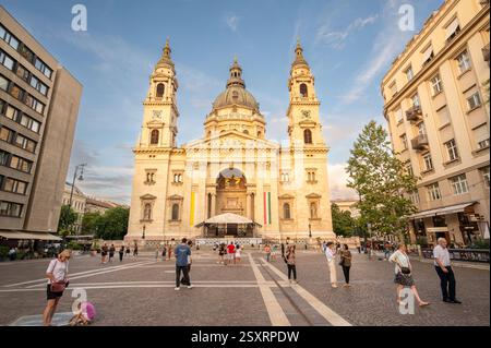 Budapest, Hongrie, 29 août 2022. – Basilique de Stephen illuminée par la lumière chaude de la fin d'après-midi, les gens sur la place. Destinations de voyage. Banque D'Images