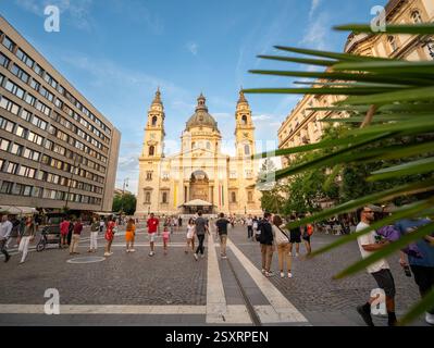 Budapest, Hongrie, 29 août 2022. – Basilique de Stephen illuminée par la lumière chaude de la fin d'après-midi, les gens sur la place. Destinations de voyage. Banque D'Images