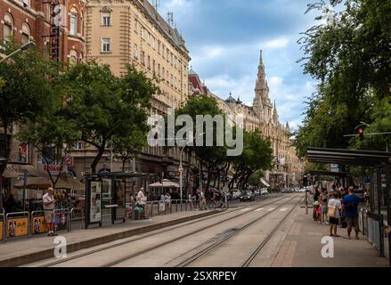 Budapest, Hongrie, 29 août 2022. Vue sur la rue de la vieille ville. Les gens à l'arrêt de tram, belle journée d'été. Destinations de voyage. Banque D'Images