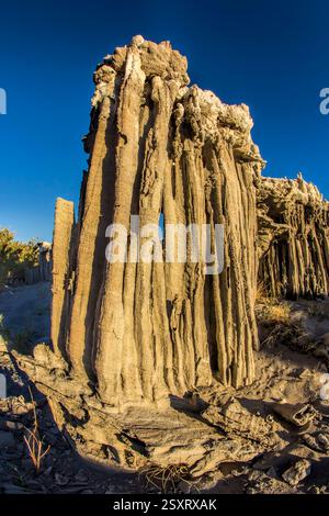Grande formation rocheuse avec un trou au milieu. La roche est brune et a beaucoup de texture Banque D'Images