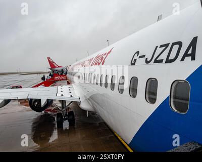 Passagers embarquant dans un avion commercial un jour de pluie avec la marque de compagnie aérienne visible sur le fuselage Jet2 Bristol aéroport BRS Banque D'Images