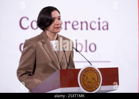 Mexico, Mexique. 25 février 2025. Marcela Figueroa, Secrétaire à la sécurité publique nationale mexicaine, écoute une question d'un journaliste lors de la conférence de presse quotidienne au Trésor du Palais national, le 25 février 2025 à Mexico, Mexique. Trejo a parlé de la baisse de 30% des homicides quotidiens par rapport à la dernière administration. Crédit : Juan Carlos Ramos Mamahua/Bureau des présidents mexicains/Alamy Live News Banque D'Images