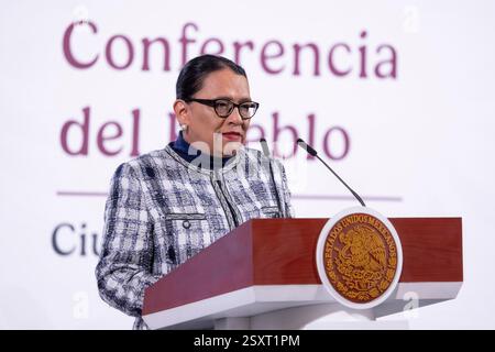 Mexico, Mexique. 25 février 2025. La secrétaire mexicaine de l'intérieur, Rosa Icela Rodriguez, écoute une question d'un journaliste lors de la conférence de presse quotidienne au Trésor du Palais national, le 25 février 2025 à Mexico, Mexique. Trejo a parlé de la baisse de 30% des homicides quotidiens par rapport à la dernière administration. Crédit : Juan Carlos Ramos Mamahua/Bureau des présidents mexicains/Alamy Live News Banque D'Images
