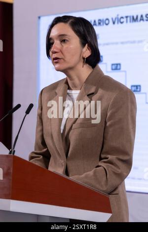 Mexico, Mexique. 25 février 2025. Marcela Figueroa, Secrétaire à la sécurité publique nationale mexicaine, écoute une question d'un journaliste lors de la conférence de presse quotidienne au Trésor du Palais national, le 25 février 2025 à Mexico, Mexique. Trejo a parlé de la baisse de 30% des homicides quotidiens par rapport à la dernière administration. Crédit : Juan Carlos Ramos Mamahua/Bureau des présidents mexicains/Alamy Live News Banque D'Images