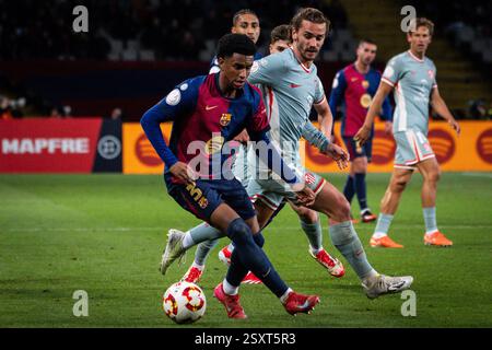 Alejandro BALDE de Barcelone et Antoine GRIEZMANN de l'Atletico de Madrid lors de la Coupe d'Espagne, Copa del Rey, demi-finale, match de 1ère manche entre le FC Barcelone et l'Atletico de Madrid le 25 février 2025 à l'Estadi Olimpic Lluis Companys à Barcelone, Espagne Banque D'Images