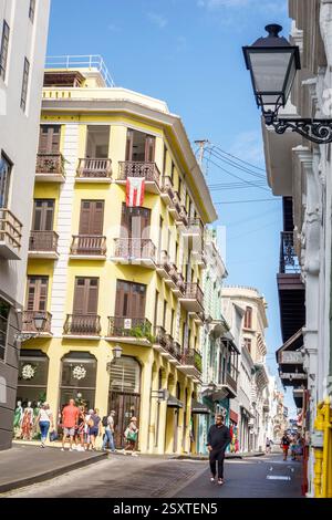 San Juan Puerto Rico, Viejo Old San Juan, Calle del Recinto sur, Calle de Tetuan, bâtiment jaune d'angle, architecture coloniale, quartier historique, Balc de fer Banque D'Images