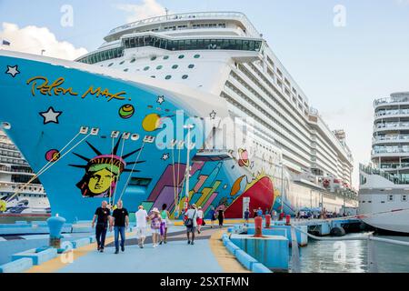 San Juan Porto Rico, océan Atlantique, baie de San Juan, vue sur le port de croisière, Norwegian Cruise Line NCL Breakaway, bateau de croisière, port amarré, itinéraire de la mer des Caraïbes, Banque D'Images