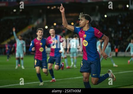 Barcelone, Espagne. 25 février 2025. Lamine Yamal (avant) du FC Barcelone célèbre lors du match de 1ère manche de la première demi-finale de la Copa del Rey entre le FC Barcelone et l'Atletico de Madrid à Barcelone, en Espagne, le 25 février 2025. Crédit : Joan Gosa/Xinhua/Alamy Live News Banque D'Images