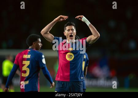 Barcelone, Espagne. 25 février 2025. Robert Lewandowski du FC Barcelone célèbre son but lors du match de 1ère manche de la première demi-finale de la Copa del Rey entre le FC Barcelone et l'Atletico de Madrid à Barcelone, Espagne, le 25 février 2025. Crédit : Joan Gosa/Xinhua/Alamy Live News Banque D'Images