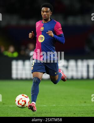 Barcelone, Espagne. 26 février 2025. Alejandro Balde du FC Barcelone lors du match de la Copa del Rey, demi-finale, étape 1, entre le FC Barcelone et l'Atletico de Madrid a joué au stade Lluis Companys le 25 février 2025 à Barcelone, en Espagne. (Photo de Bagu Blanco/PRESSINPHOTO) crédit : AGENCE SPORTIVE PRESSINPHOTO/Alamy Live News Banque D'Images
