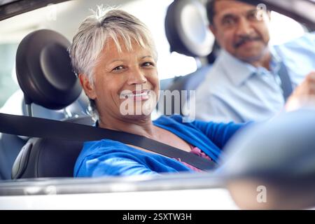 Conduite, portrait et couple senior avec voyage, retraite et bonheur avec véhicule. Location de voiture, femme mature et vieil homme avec transport Banque D'Images