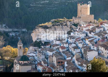 Vue de dessus de la ville de Alcalá del Júcar à Albacete, Castille-la Manche, Espagne, avec son plan médiéval, église et château Banque D'Images