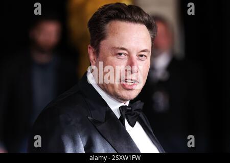 (DOSSIER) la pétition canadienne visant à révoquer la citoyenneté d’Elon Reeve Musk rassemble plus de 250 000 signatures. MIRACLE MILE, LOS ANGELES, CALIFORNIE, États-Unis - 13 AVRIL : Président-directeur général (PDG) et architecte de produits de Tesla, Inc, fondateur, PDG et ingénieur en chef de SpaceX, propriétaire, Directeur de la technologie (CTO) et Président exécutif de X Corp. (anciennement Twitter), fondateur de The Boring Company et XAI, co-fondateur de Neuralink, OpenAI, Zip2 et X.com (une partie de PayPal), Président de la Musk Foundation, conseiller principal du Président des États-Unis Donald John et Administrateur/Chef du Département Banque D'Images