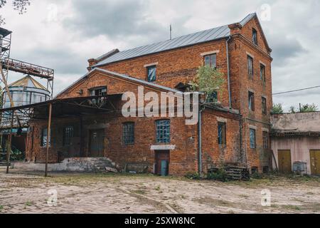 vieil entrepôt de briques abandonné ou petite usine Banque D'Images