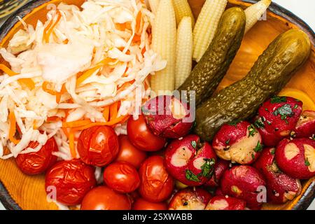 Assortiment de cornichons, tomates marinées, concombres, radis, chou et maïs. Gros plan. Photo de haute qualité Banque D'Images