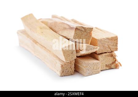 Pile de bâtons de palo santo sur fond blanc Banque D'Images
