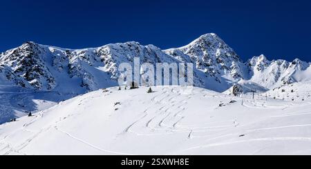 Pic d'Envalira summit seen from Pas de la Casa (Andorra, Pyrenees) ESP: Pic d'Envalira visto desde el Pas de la Casa (Andorra, Pirineos) Banque D'Images