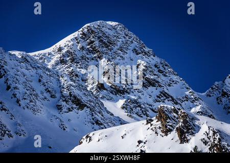 Pic d'Envalira summit seen from Pas de la Casa (Andorra, Pyrenees) ESP: Pic d'Envalira visto desde el Pas de la Casa (Andorra, Pirineos) Banque D'Images