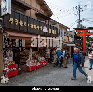 Souvenirs japonais en vente dans une boutique de souvenirs près du Fushimi Inari, un important sanctuaire shinto dans le sud de Kyoto. Banque D'Images