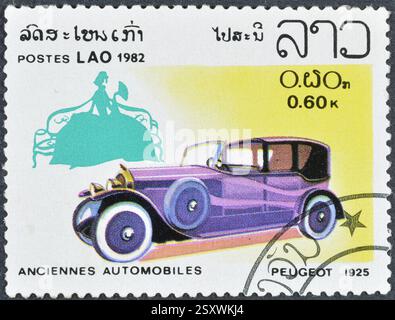 Timbre-poste oblitéré imprimé par le Laos, qui montre Peugeot 1925, vers 1982. Banque D'Images