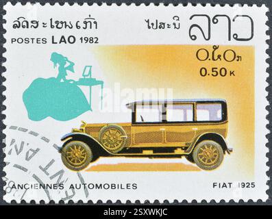 Timbre-poste oblitéré imprimé par le Laos, qui montre Fiat (1925), vers 1982. Banque D'Images