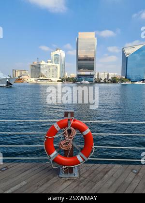 Portrait de la ville vue du front de mer avec Lifebuoy à l'avant Banque D'Images