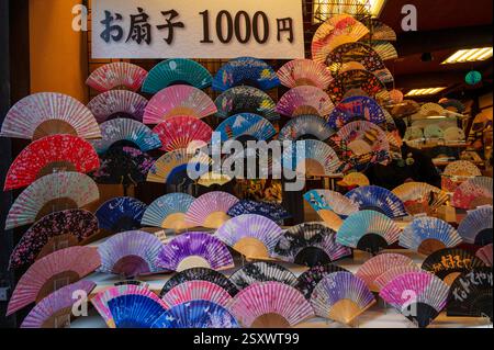 Ventilateurs de main colorés à vendre dans une boutique de souvenirs à l'extérieur du Kiyomizu-dera, un temple bouddhiste situé dans l'est de Kyoto, au Japon. Banque D'Images