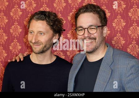 Moritz Heidelbach und Jan van Weyde BEI der Premiere der ARD Comery-Serie Ghosts im CineNova. Köln, 25.02.2025 *** Moritz Heidelbach et Jan van Weyde lors de la première de la série Ghosts d'ARD Comery au CineNova Cologne, 25 02 2025 Foto:XR.xSchmiegeltx/xFuturexImagex Ghosts 5291 Banque D'Images