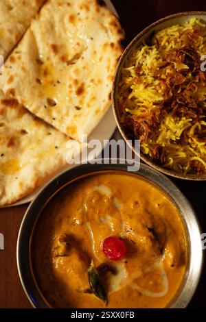 Délicieuse cuisine indienne avec poulet au beurre, Naan et riz Biryani aromatisé Banque D'Images