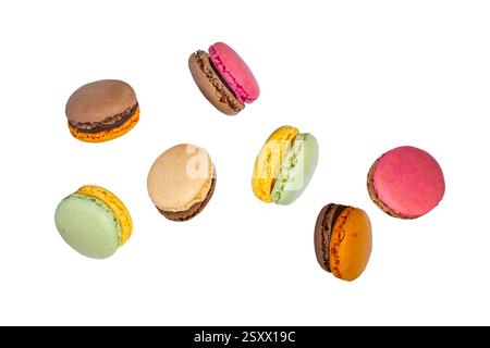 Macarons colorés volants isolés sur fond blanc Banque D'Images