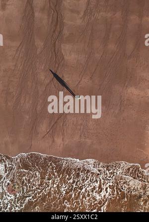 Scène aérienne du littoral avec des ombres projetées sur la plage Banque D'Images