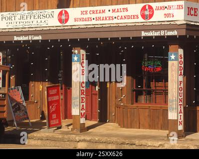 Jefferson TX - 8 janvier 2025 : magasin et magasin de crème glacée situé dans le centre-ville de Jefferson, Texas Banque D'Images