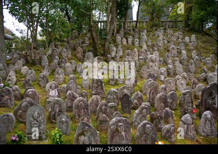 Statue du Bouddha des mille pierres dans un jardin au temple Kiyomizu-dera, Kyoto, Japon. Banque D'Images